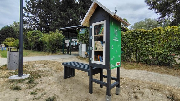 V Petržalke pribudli dve knižné búdky, niektorí ľudia ich však vykrádajú
