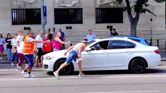 Poznáte tohto muža či ďalších výtržníkov? Polícia pátra po identite niektorých účastníkov protestu