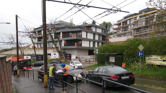 Na Kolibe sa čelne zrazili dve osobné autá - trolejbusy nepremávali viac než polhodinu...