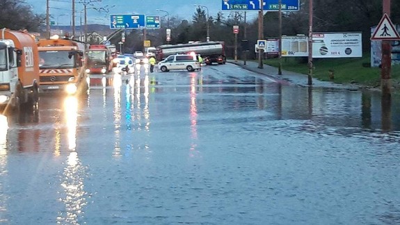 Zaplavilo podjazd na Gagarinovej, dopravu odklonili