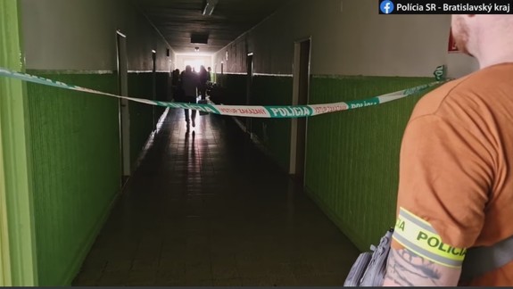 Brutálna vražda ženy na Prievozskej: Zadržaného Jozefa policajti priviedli do bytu, čelí obvineniu z vraždy