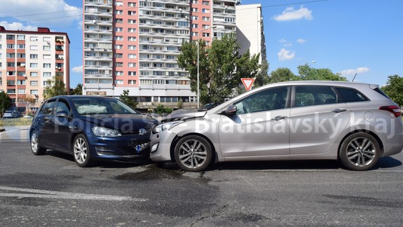 Vodič po nehode nafúkal 1,7 promile, hrozí mu 2-ročné väzenie