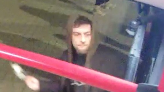 Nepoznáte ho? Mohol by niečo vedieť o hodení fľaše  a rozbití okna v autobuse MHD