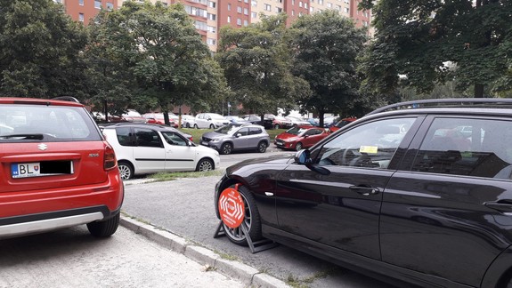 Bratislavský magistrát ide upratať prvé ulice a chodníky, zaparkujeme už len na legálnom mieste