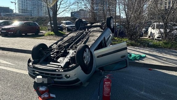 Nehoda: Na Košickej sa prevrátilo osobné auto