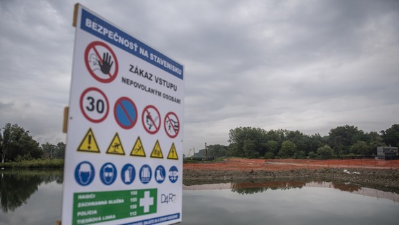 Povolil okresný úrad voziť na stavbu D4 a R7 nebezpečný odpad?