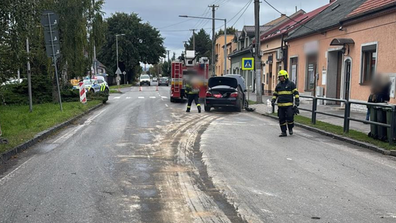 Dopravná nehoda v Malackách: Vodič s 1,35 promile narazil do prekážky, cesta je uzavretá