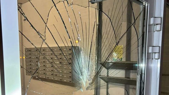 Incident v Petržalke: Nadrogovaný muž rozbíjal kanálovým poklopom vchodové dvere