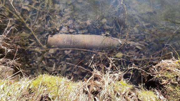 V jazierku v Šenkviciach našli delostrelecký granát z 2. svetovej vojny