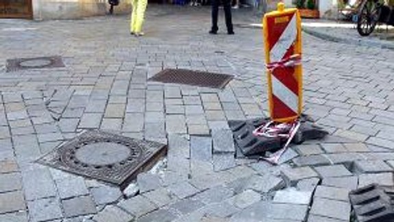 V pešej zóne začali opravovať dlažbu