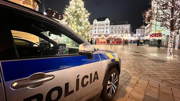 Kuriózna krádež: Zlodej sa rozhodol kradnúť na vianočných trhoch, v odloženej bunde nechal doklady