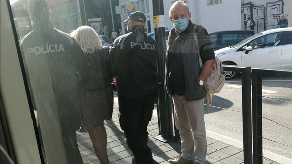 Jednorazové rúško treba použiť len raz, potom sa stáva ohniskom vírusov