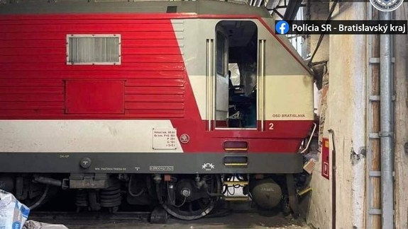Nezvyčajná nehoda: Do budovy narazil rušeň