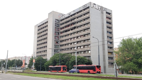 Dobrá správa: Chátrajúca bývalá policajná ubytovňa v Dúbravke sa premení na bytový dom