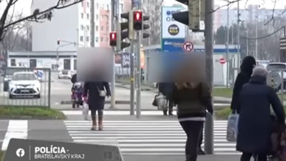 VIDEO: Policajti v sobotu večer odhalili viaceré porušenia pravidiel u chodcov