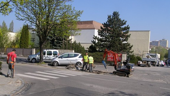 V Rači sa po zime začalo s opravou výtlkov a bezbariérovými úpravami 