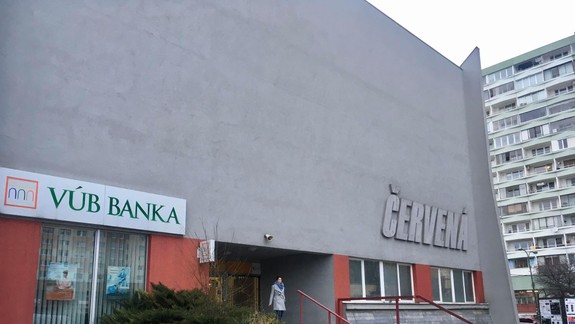 Je problém s preberaním dôchodkov? Tisíce ľudí sa vraj nemôžu dostať k svojim peniazom...