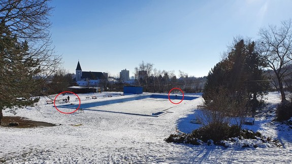 V Rači si ľudia chodia zakorčuľovať či zahrať hokej do areálu letného kúpaliska - v bazéne je to však zakázané!