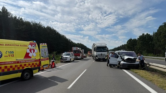 Na D2 sa zrazil kamión s osobným autom, hlásia aj zranených