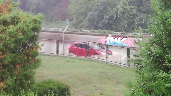 Voda sa valila, Bratislavu zasiahla búrka, vodič v Devíne "utopil" Mercedes