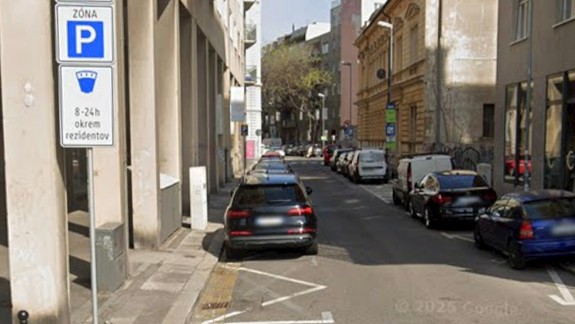Na Kúpeľnej hrozí pád steny budovy, ulicu uzavreli