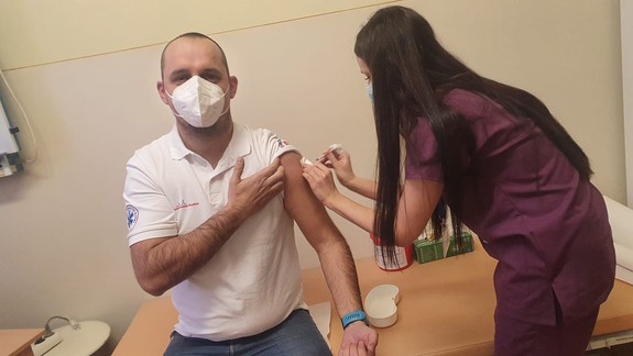 Ministerstvo stále vyhodnocuje prípadné podávanie tretej dávky vakcíny proti COVID-19