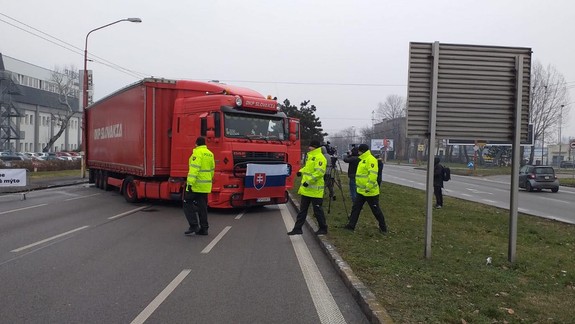 Pozor, kamionisti aj dnes úplne zablokovali Rožňavskú