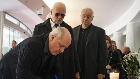 FOTO: Divadelná verejnosť sa rozlúčila s Mariánom Geišbergom