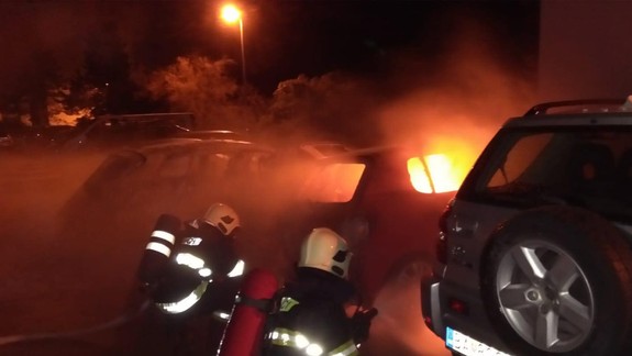 FOTO a VIDEO: Na Martinengovej v Starom Meste horeli štyri osobné autá!