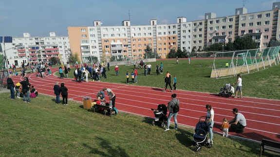 FOTO: Nový bežecký ovál na Dlhých dieloch je oficiálne otvorený. Nonstop a zadarmo