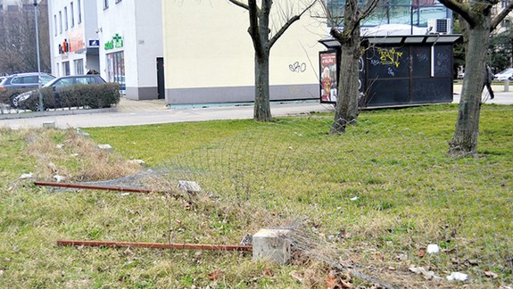 Zvalené oplotenie zatiaľ stavebník odstrániť nemusí