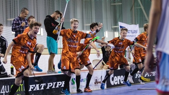 Florbal je halový šport. Ako sa mu darí v Petržalke, ktorá žiadnu halu nemá?