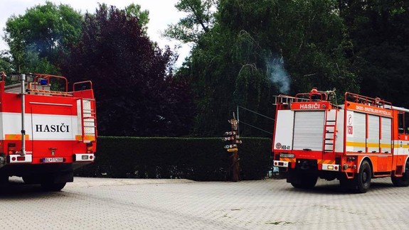 Hasiči pomáhali pri dopravnej nehode dostať zranenú osobu zakliesnenú vo vozidle