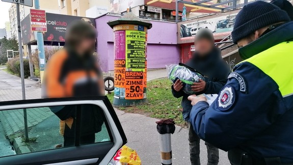 Pre ľudí bez domova je zima veľmi náročná, pomáhajú im aj mestskí policajti