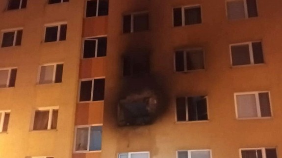 Nočný požiar v Petržalke zničil niekoľko bytov, 16 ľudí museli ošetriť, v byte zhoreli zvieratá