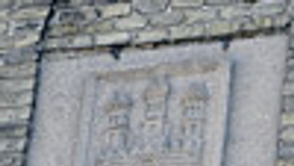 Storočný dom s mestským znakom na Jelenej ulici