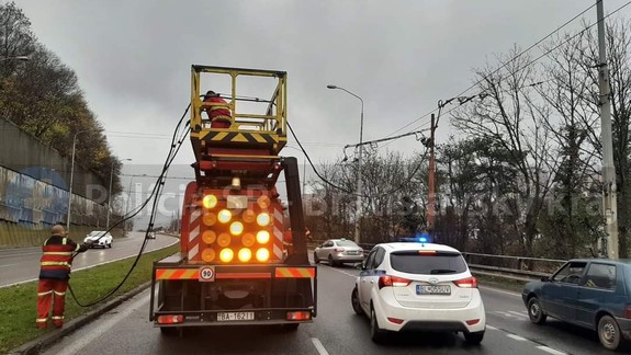 Na križovatke ulíc Štefánikova a Šancová spadlo trolejové vedenie