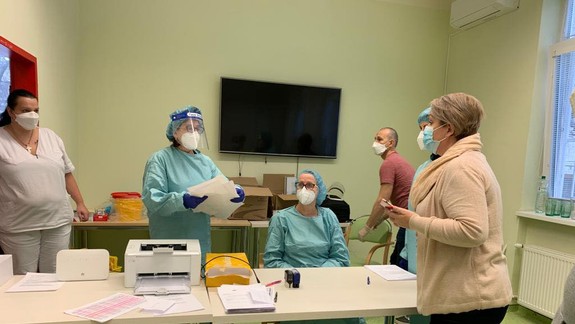 V Ružinove začali s očkovaním v domovoch seniorov, prvou je pani Helenka z DSS Pivoňková