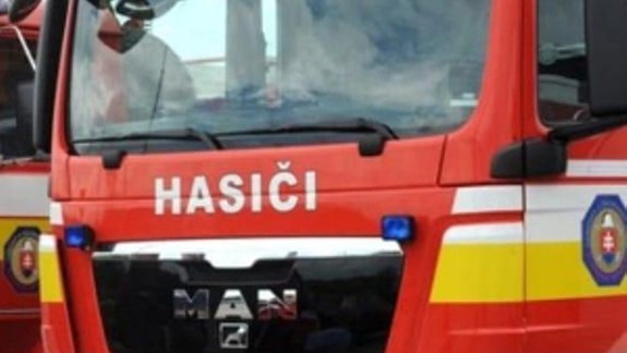 Požiar: Pri železničnej trati medzi Sencom a Ivankou pri Dunaji začalo horieť asi na desiatich miestach