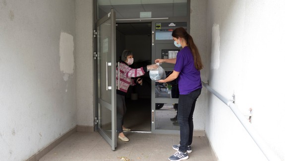 Oveľa viac ako jedlo: Donáška obedov občas zachráni seniorom aj život