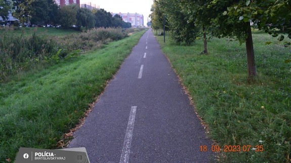 Kolobežkár na cyklistickom chodníku zrazil bežkyňu. Videli ste túto nehodu?