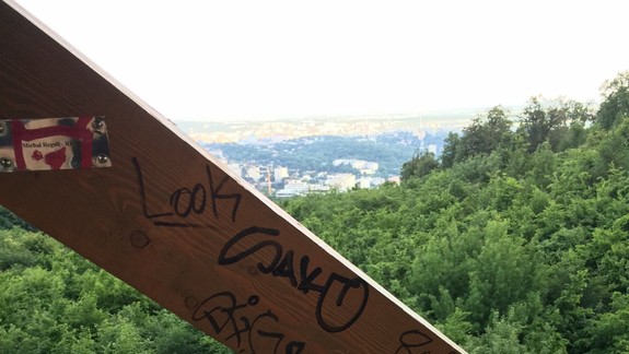 Obľúbená turistická veža na Kamzíku sa stala terčom vandalov: "skrášlená" je čarbanicami!