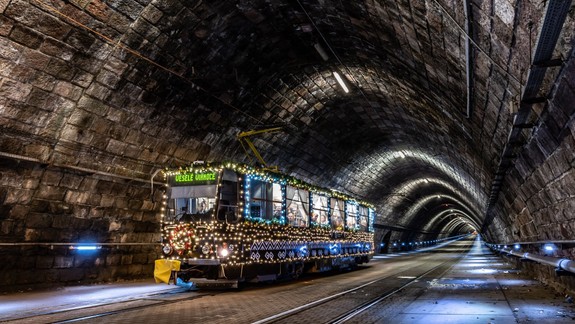 VIDEO: Cestujúci sa môžu ešte do pondelka previezť vianočnou električkou