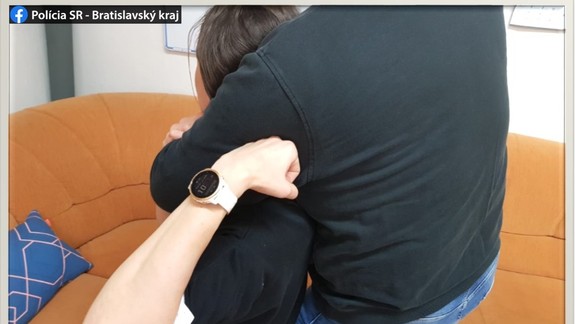 Poznáte signál domáceho násilia? Kto vám ukáže toto gesto, volá o pomoc