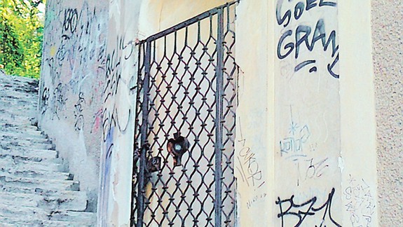 Prázdna kaplnka pod hradom pustne