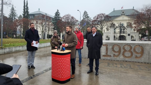 Na Námestí slobody pribudol Pamätník novembra 1989, tvorí ho 407 stôp