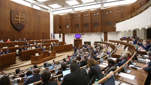 Verejní funkcionári majú do 30.apríla podať majetkové priznanie za rok 2020