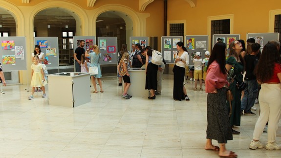 Deti nakreslili rómske tradície: Na nádvorí Univerzitnej knižnice otvorili výstavu Farebný svet - Coloriskeri luma