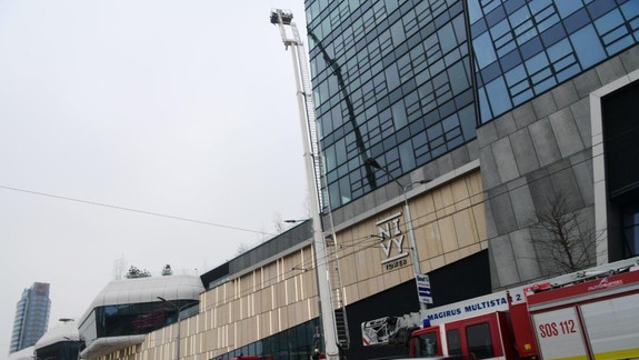 FOTO: Na 28. poschodí výškovej budovy Nivy Towers vypukol požiar - našťastie len v rámci taktického cvičenia...