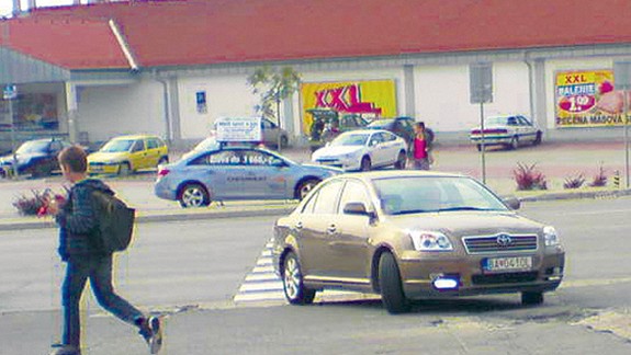 Na Jiráskovej a Šintavskej autá jazdia po chodníku, ale aj po zastávke MHD